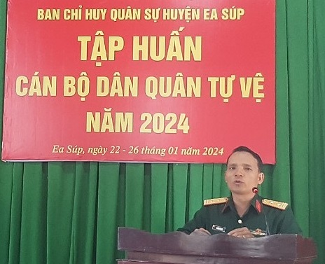 Đồng chí Trung tá Nguyễn Văn Thế - Phó Chỉ huy trưởng kiêm tham mưu trưởng Ban CHQS huyện - Trưởng Ban tổ chức lớp tập huấn phát biểu khai mạc